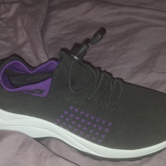 2 pair of tennis shoes 1 pair jeans - Picture 4 of 11